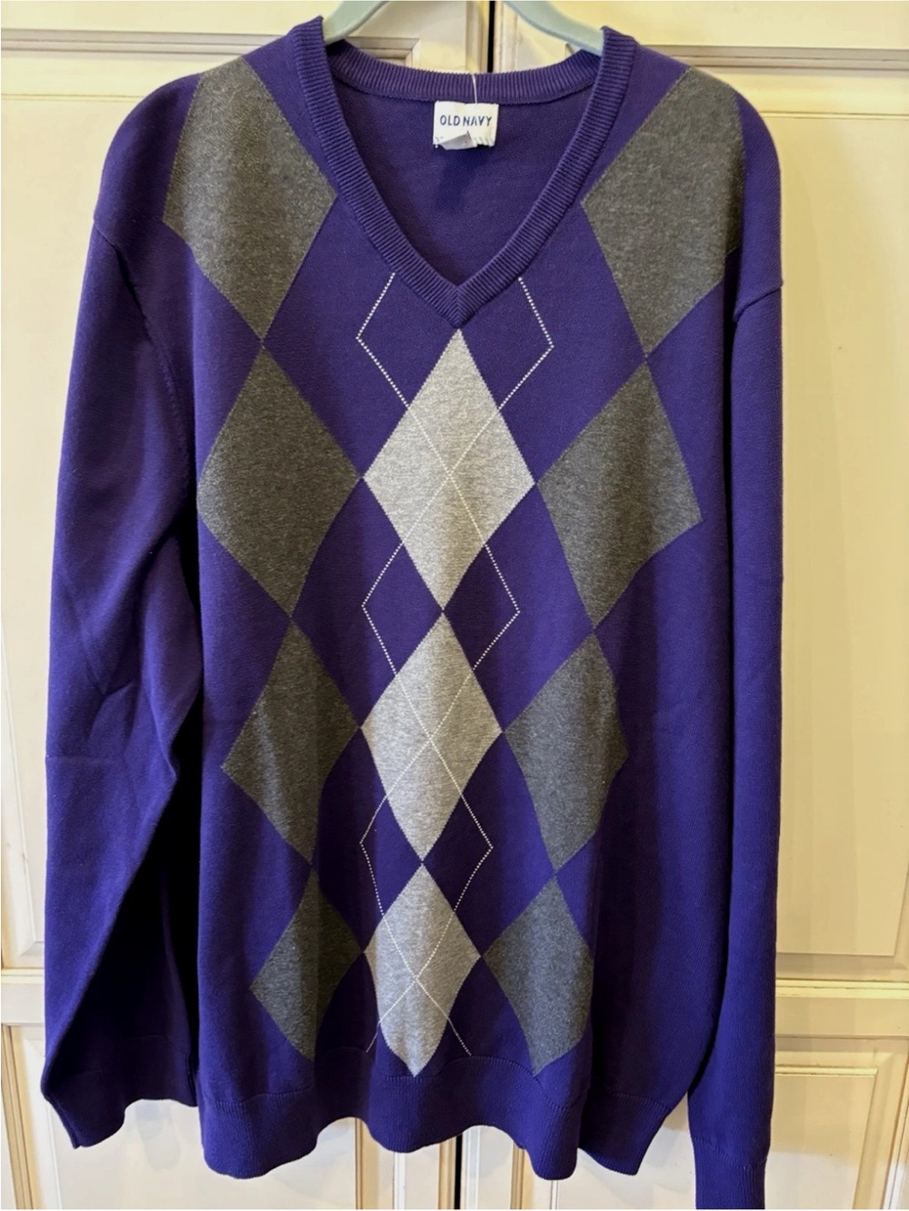 Old Navy Men’s Purple and Gray Argyle V-Neck Sweater